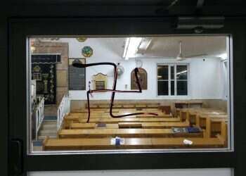 צלבי קרס בביה"כ בבני ברק: "אם זה היה מסגד – המדינה הייתה גועשת"