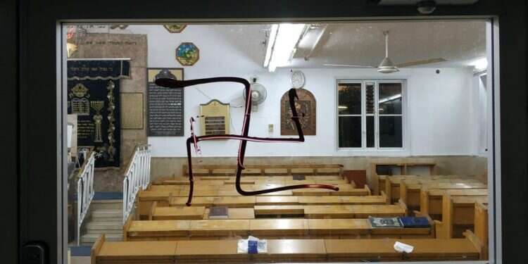 צלבי קרס בביה"כ בבני ברק: "אם זה היה מסגד – המדינה הייתה גועשת"