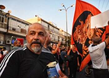 הפגנה בדרום ת"א: "תתעוררו לפני שניקבר סופית"