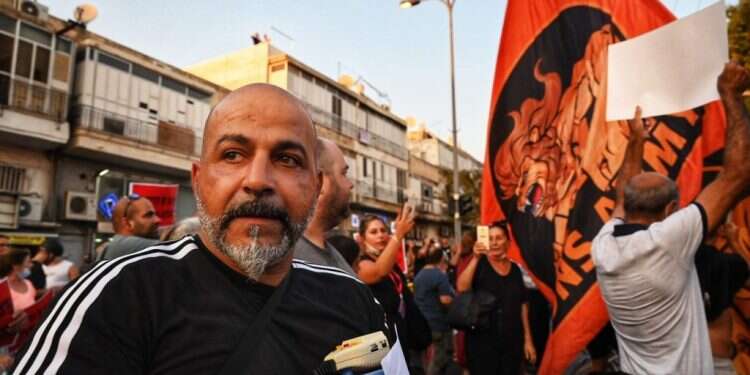 הפגנה בדרום ת"א: "תתעוררו לפני שניקבר סופית"