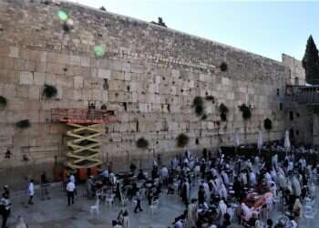 מסורת בכותל המערבי: בדיקת היציבות של האבנים