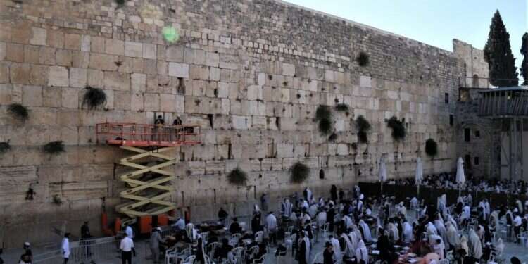 בדיקת היציבות פעמיים בשנה בכותל המערבי. צילום: הקרן למורשת הכותל המערבי מסורת בכותל המערבי: בדיקת היציבות של האבנים