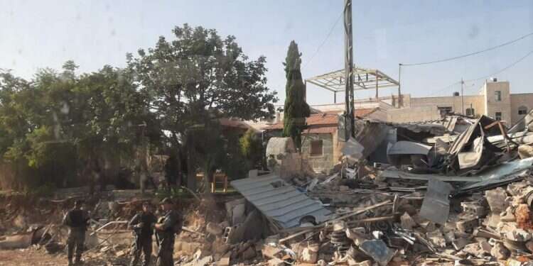 מתחם העסקים הבלתי חוקי בחיזמא, בצפון ירושלים, הבוקר. צילום: שלמה פיוטרקובסקי המדינה עמדה בהתחייבותה: פונה מתחם העסקים הבלתי חוקי בחיזמא