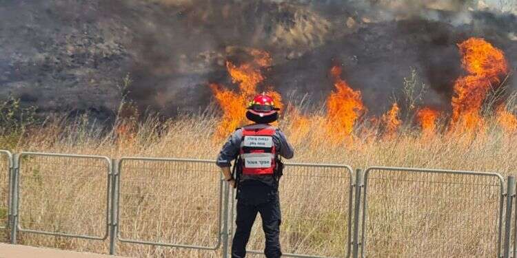 השריפה במקום הנפילה. צילום: פאר לרדו רקטה נורתה לאזור תל-חי, אזעקות בקרית שמונה והאזור