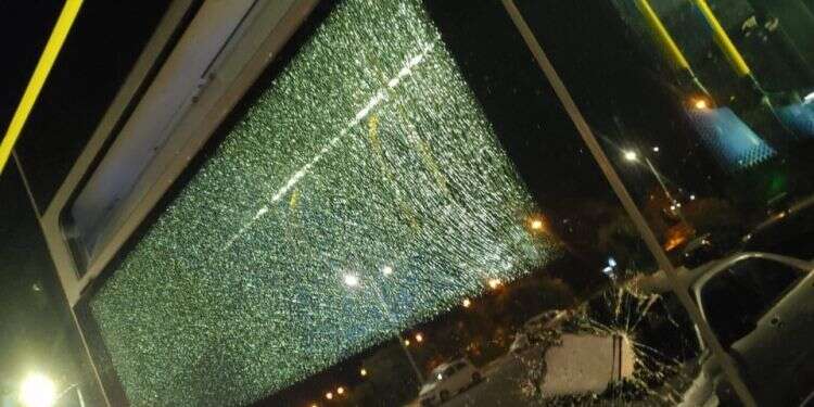 צילום: כוח לעובדים השלכת אבנים במעלה אדומים הביאה לשביתת נהגי האוטובוסים