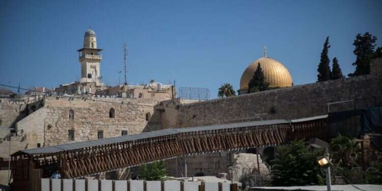 בנט הורה לעצור הליכים לבניית גשר הקבע במעלה המוגרבים