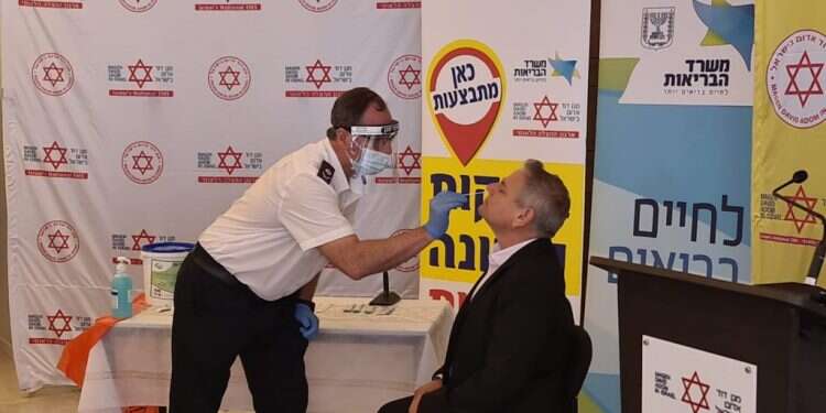 השר הורביץ בבדיקה מהירה במתחם מד תשובה ב-15 דקות: השר ניצן הורוביץ ניסה את הבדיקה המהירה לזיהוי קורונה