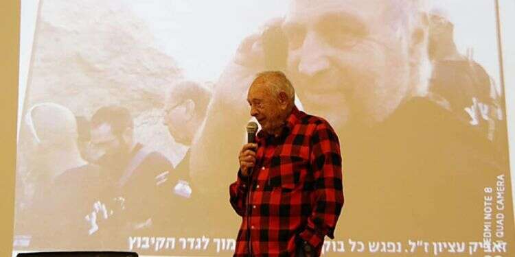 משה עציון באירוע לזכר בנו זאביק ז טרגדיה בנירים: אב שכול שם קץ לחייו ליד קבר בנו