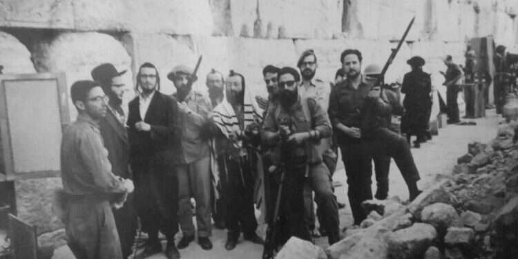 במרכז, במשקפי שמש: שלום קפח ז "אני כותב מהר הבית"