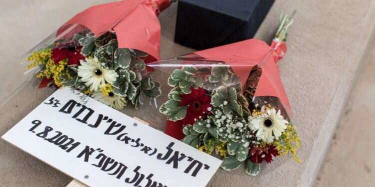 החולצה מובאת לקבורה בקבוץ יגור. צילום: אבישג שאר ישוב אחרי 78 שנה: הובאה לקבורה חולצתו המוכתמת בדם של מפקד מרד גטו וילנה