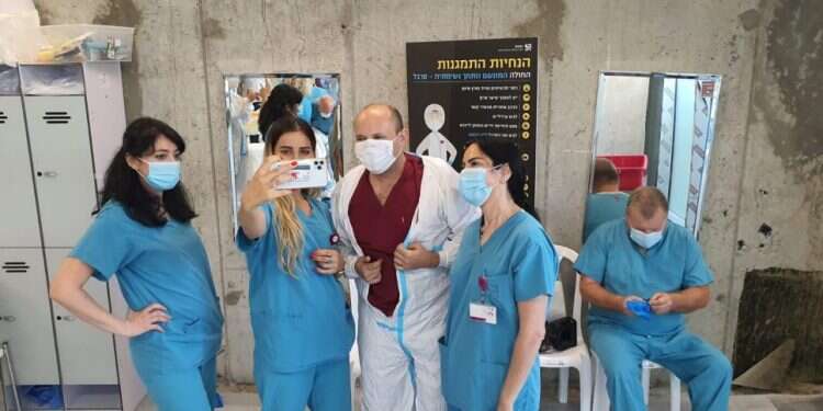 בנט בביקורו במלחקת קורונה בבית החולים רמב הממשלה נקטה בצעדים פופוליסטיים, ועכשיו כבר מאוחר