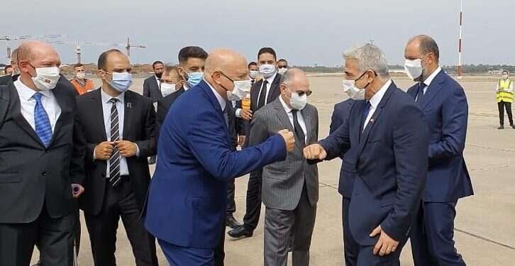 לפיד בשדה התעופה המרוקו עם השגריר גוברין. צילום: אסף גבור נחיתה היסטורית: המשלחת הישראלית הגיעה למרוקו