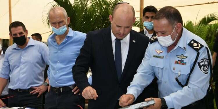 מבצע איסוף נשקים במגזר הערבי. צילום: עמוס בן גרשום /לע תוכנית המלחמה בפשיעה במגזר הערבי: "זאת רק ההתחלה"