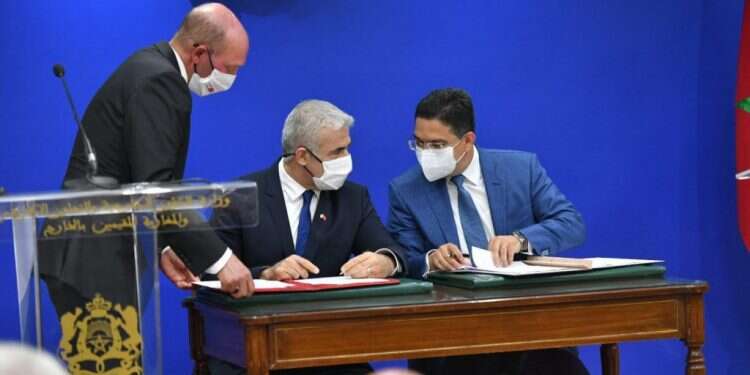 יאיר לפיד ונאסר בוריטה. צילום: שלומי אמסלם, לע הסכמי סחר, תעופה ותיירות נחתמו בין לפיד לשר החוץ המרוקאי