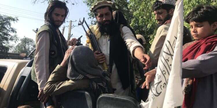 כוחות טאליבן בהשתלטות על ג'אלאלאבאד הסמוכה לקאבול. צילום: EPA כוחות הטאליבן השתלטו על קאבול וממשלת אפגניסטן קרובה לכניעה