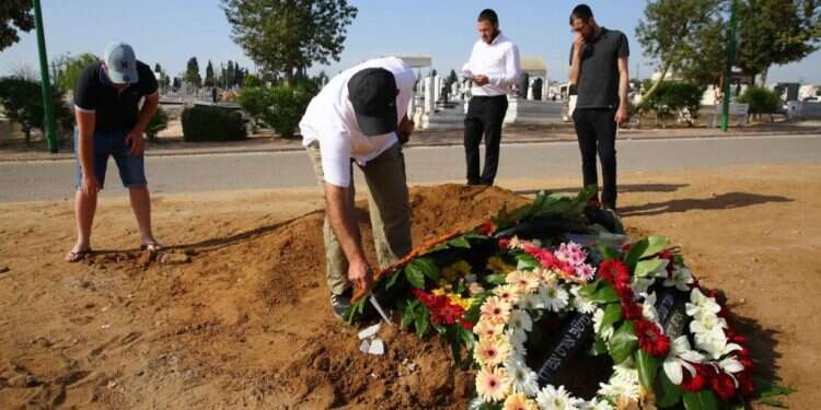 ח"כ ארבל לאיילת שקד: דאגי לשוויון בין נשים לגברים בלוויות של עדות לא יהודיות