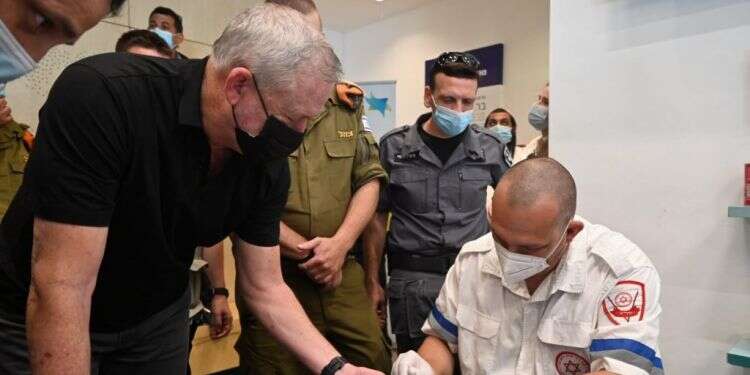 שר הביטחון בני גנץ מבקר במרכז בדיקות סרולוגיות באלעד.. צילום: דובר צה לקראת תחילת הלימודים: צה"ל גייס אלפי אנשי מילואים למערך הבדיקות