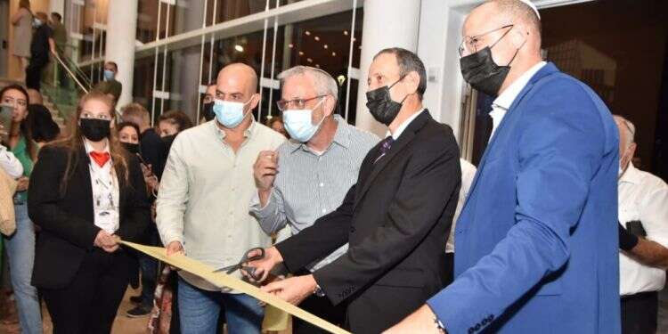 מימין לשמאל: מאור בנזינו מנכ "חזר לנו הצבע לפנים": היכל תרבות חדש נחנך בעכו