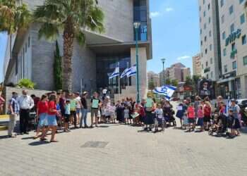 תושבי לוד מפגינים: "מי שניסה לרצוח יכול לעשות זאת שוב"