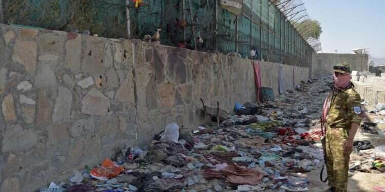 חייל של הטאליבן שומר באזור הפיגוע בכאבול. צילום: AFP "מדינת האסלאם, מחוז ח'ורסאן": הכירו את הארגון שעומד מאחורי הפיגוע בקאבול