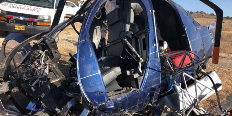 המסוק שהתרסקס, היום. צילום: דוברות המשטרה מסוק אזרחי התרסק סמוך ליישוב רגבים