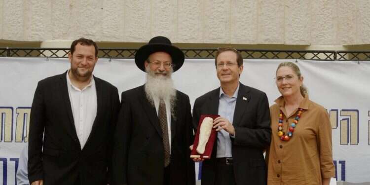 נשיא המדינה, רעייתו, יוסי דגן והרב מלמד צילום: עמוס בן גרשום/ לע״מ נשיא המדינה בשומרון: "הקשר העמוק של העם היהודי למרחבים האלה, בלתי ניתן להכחשה"