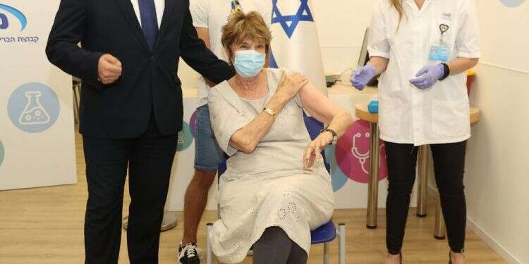 ראש הממשלה בנט מלווה את אימו בקבלת החיסון השלישי, צילום: אלעד גרשגורן