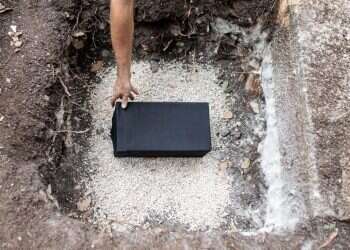 אחרי 78 שנה, בגד מוכתם בדם של חלל מרד גטו וילנה הובא לקבורה בקיבוץ יגור