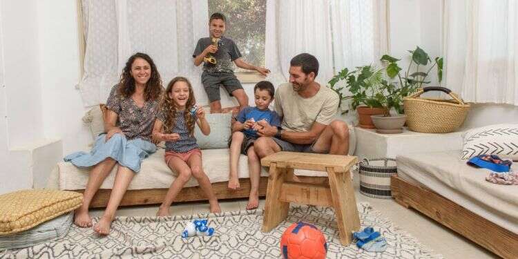 משפחת בר. צילום: אייל מרגולין - ג'יני בנים ממשיכים בידפת הם הדנ"א של המושב