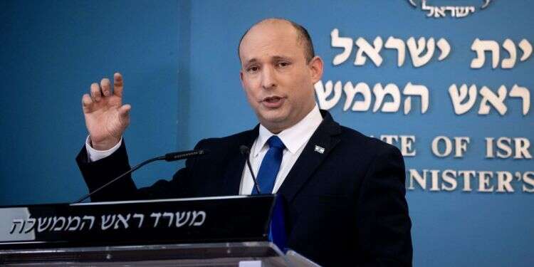 ראש הממשלה נפתלי בנט במסיבת עיתונאים. צילום: יונתן זינדל, פלאש 90 מגפת השרלטנות: ממשלת היח"צ של בנט עולה לנו בבריאות