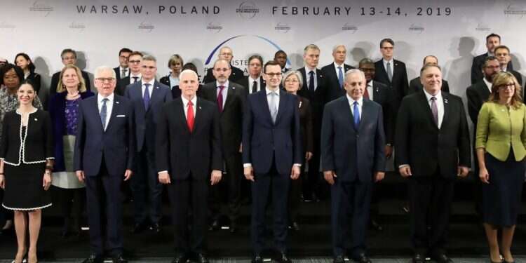 מימין: מייק פומפאו, בנימין נתניהו, ראש ממשלת פולין מטאוש מורבייצקי ומייק פנס ב "גינינו את הפולנים בצדק, אבל לא הרווחנו כלום"