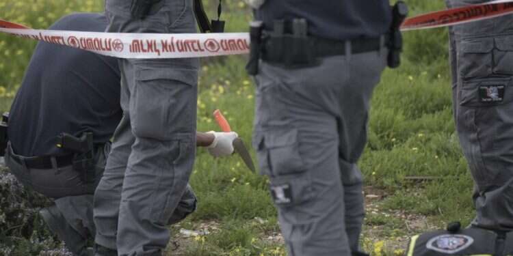 שלום, אלא אם תזדמן מלחמה. סכין בזירת פיגוע. צילום: הלל מאיר TPS