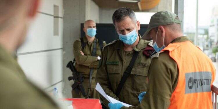 אנשי פיקוד העורף עם הרמטכ פיקוד העורף יגייס מאות אנשי מילואים שיסייעו לבתי החולים במתן חיסונים