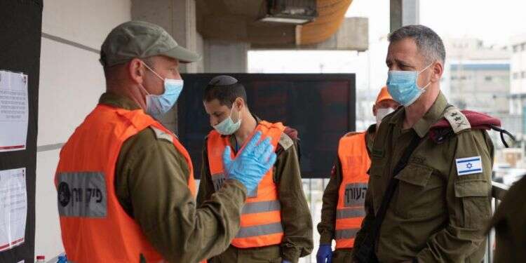אנשי פיקוד העורף עם הרמטכ פיקוד העורף יגייס מאות אנשי מילואים שיסייעו לבתי החולים במתן חיסונים