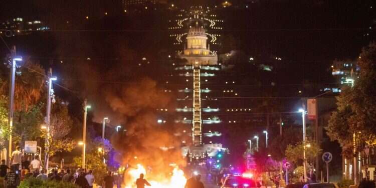 מהומות והצתת פחים בחיפה במהלך הפרעות. צילום: מישל דוט קום כמעט כל נאשמי שומר החומות – ללא רקע פלילי קודם