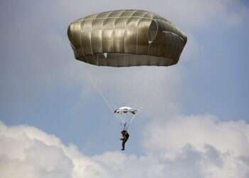 צניחה בחוף פלמחים. צילום: אביר סולטן EPA כשייפתח עליי: ניצחונה של תפילה