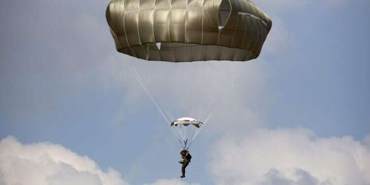 צניחה בחוף פלמחים. צילום: אביר סולטן EPA כשייפתח עליי: ניצחונה של תפילה