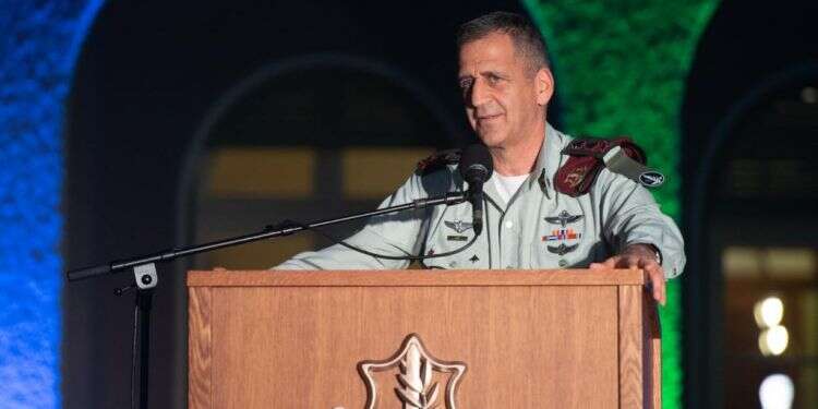 הרמטכ תותחים במקום גרביים: אביב כוכבי הוא לא רפול