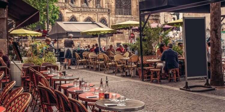 קיץ בפריז . צילום: שאטרסטוק לבקשת יו"ר הכנסת מיקי לוי שפי פז לא תורשה להיכנס למשכן