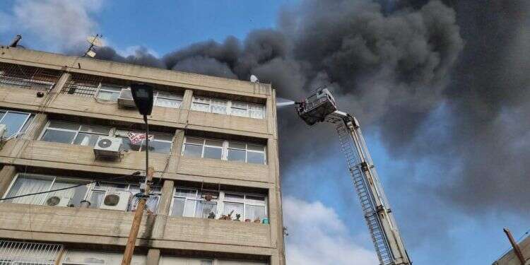 השריפה בתל-אביב. צילום: דוברות והסברה כב שריפה על גג בניין בתל אביב, אלה הרחובות החסומים