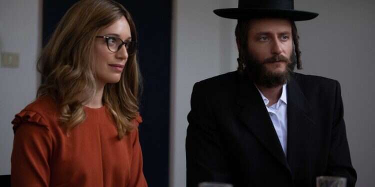 בגאולה עדיין מציעים לו שידוכים. אלוני בשטיסל. צילום: ורד אדיר, באדיבות yes מיכאל אלוני מגלם גבר בן 60 ונהנה מכל רגע