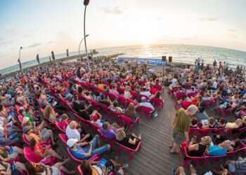 "הרמב"ם ולנין מסתכלים אחד על השני משני צידי הספרייה"