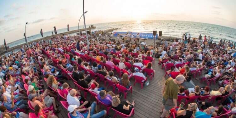 "הרמב"ם ולנין מסתכלים אחד על השני משני צידי הספרייה"