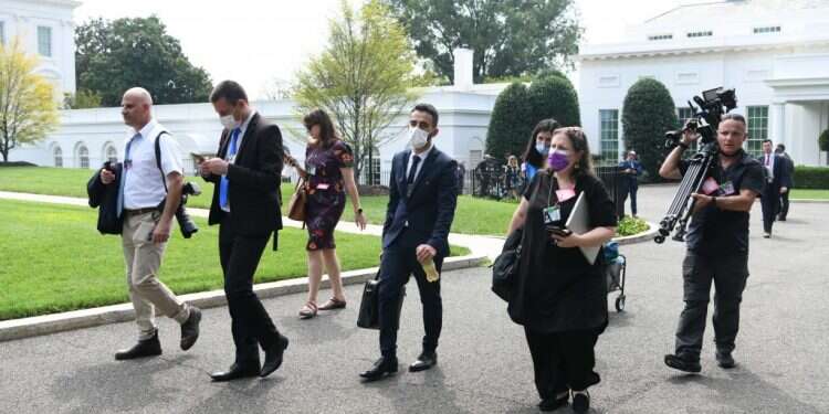 בנט נערך לדבר על איראן, ואז נשמעו הפיצוצים מקאבול  