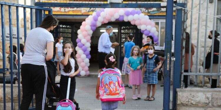 פתיחת שנת הלימודים בירושלים, אשתקד. צילום: EPA "חובה מוסרית לאומית שלנו": שרת החינוך בפתח שנת הלימודים בירוחם