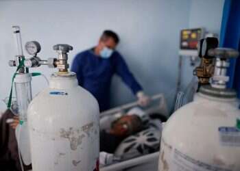 בלוני חמצן. צילום: EPA למרות הירידה בתחלואה הקשה, מלאי בלוני החמצן הביתיים הולך ואוזל