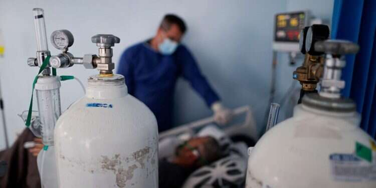 בלוני חמצן. צילום: EPA למרות הירידה בתחלואה הקשה, מלאי בלוני החמצן הביתיים הולך ואוזל