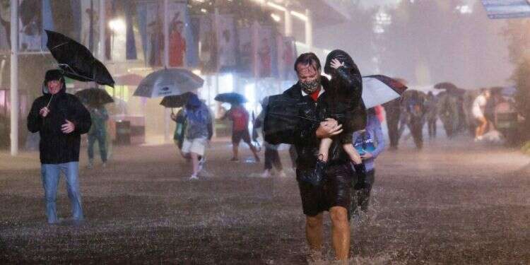 ניו-יורק בעיצומה של הסופה. צילום: EPA סופת הוריקן רבת־עוצמה הציפה את ניו־יורק