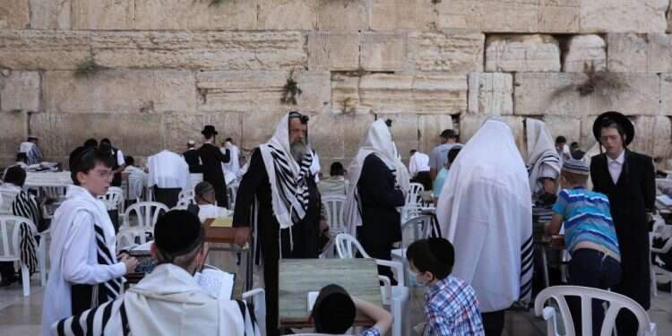 תפילה בכותל המערבי, היום. צילום: EPA ערב ראש השנה תשפ"ב: 9.39 מיליון תושבים בישראל