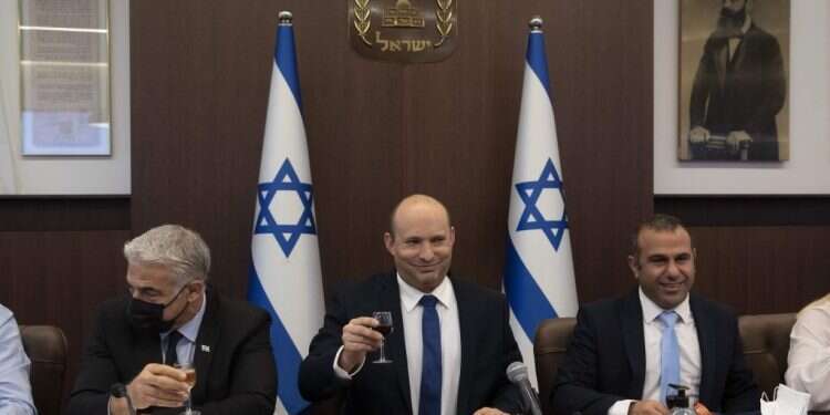 בנט בישיבת הממשלה: "הדפנו את הלחצים ומנענו סגר"